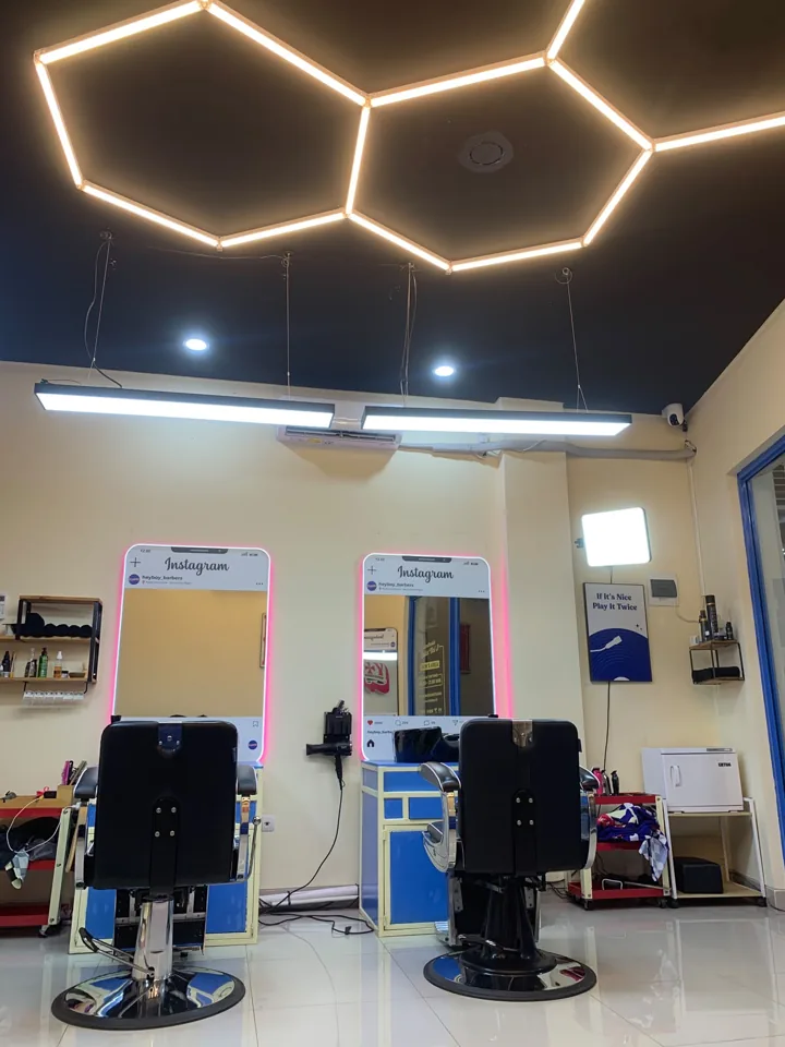 Area potong rambut HEYBOY dengan cermin berbingkai lampu pink